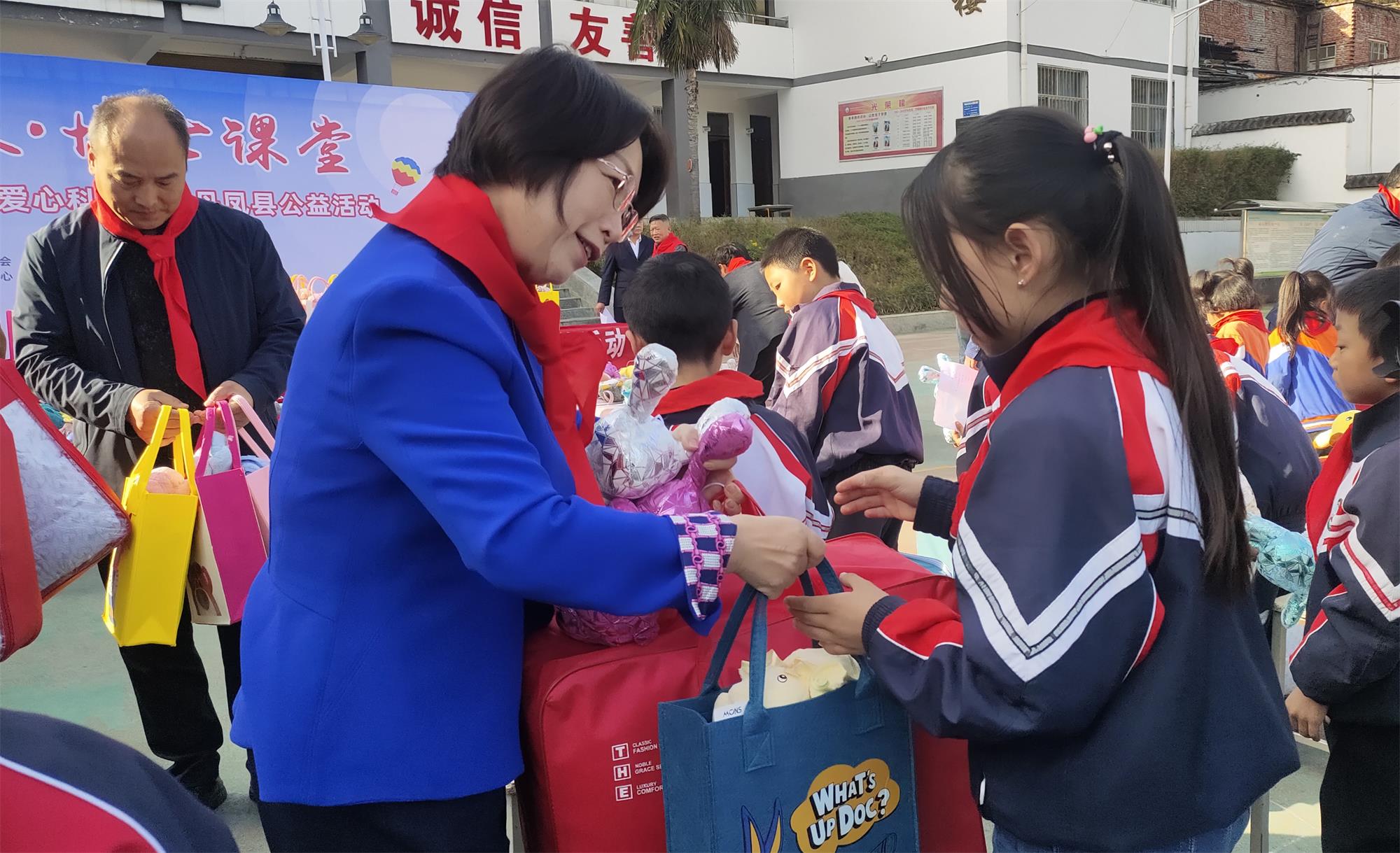 耀彩网科技·博士课堂 关爱墟落儿童爱心科普进校园公益运动圆满完成
