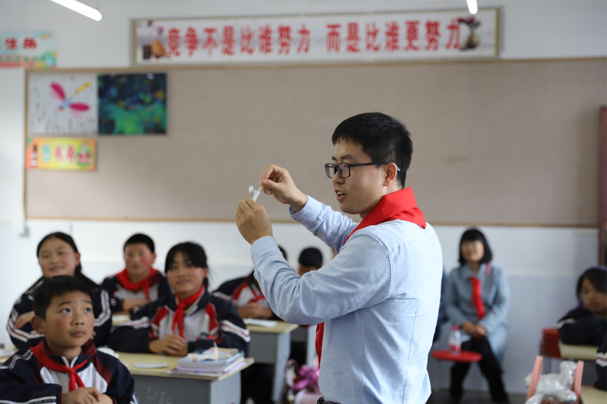 耀彩网科技·博士课堂 关爱墟落儿童爱心科普进校园公益运动圆满完成